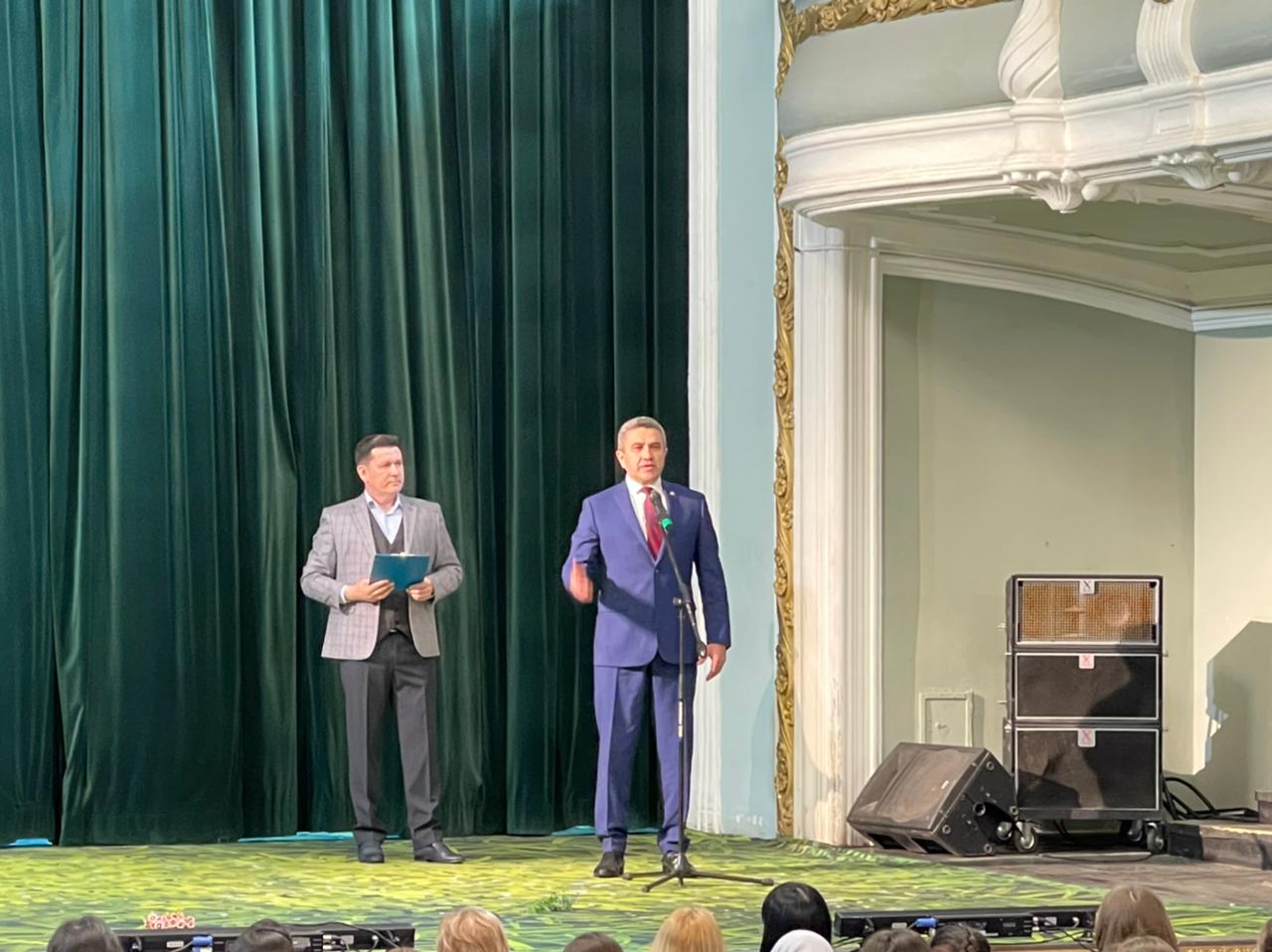 Участники IХ Международной олимпиады по татарскому языку посетили Тинчуринский театр