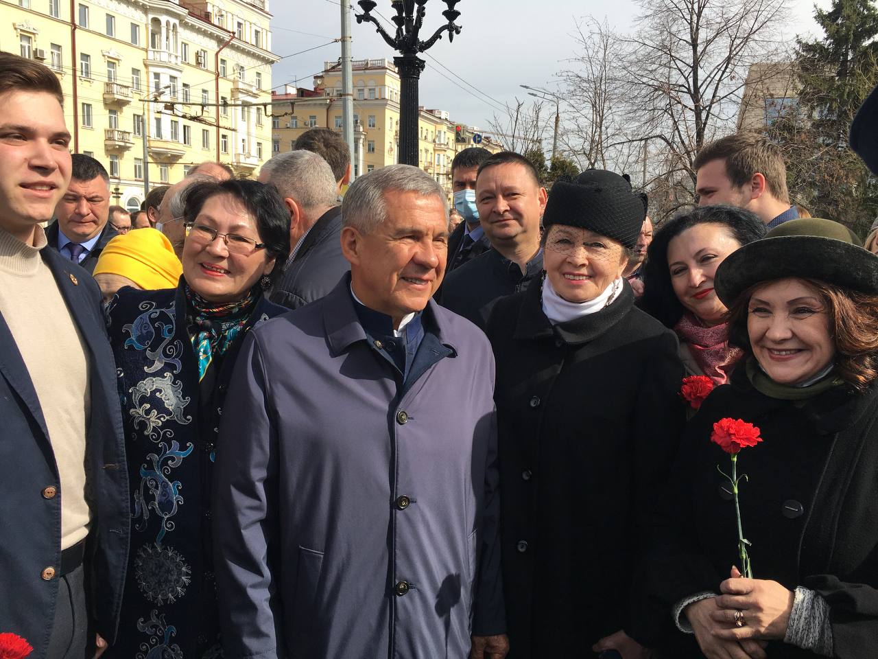 Тинчуринцы возложили цветы памятнику Тукая
