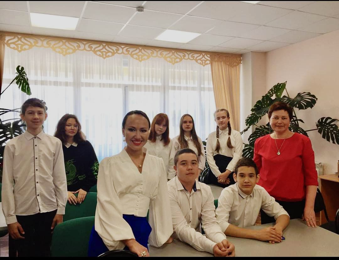 Ленино-Кокушкинские школьники встретились с артисткой Гульназ Науметовой