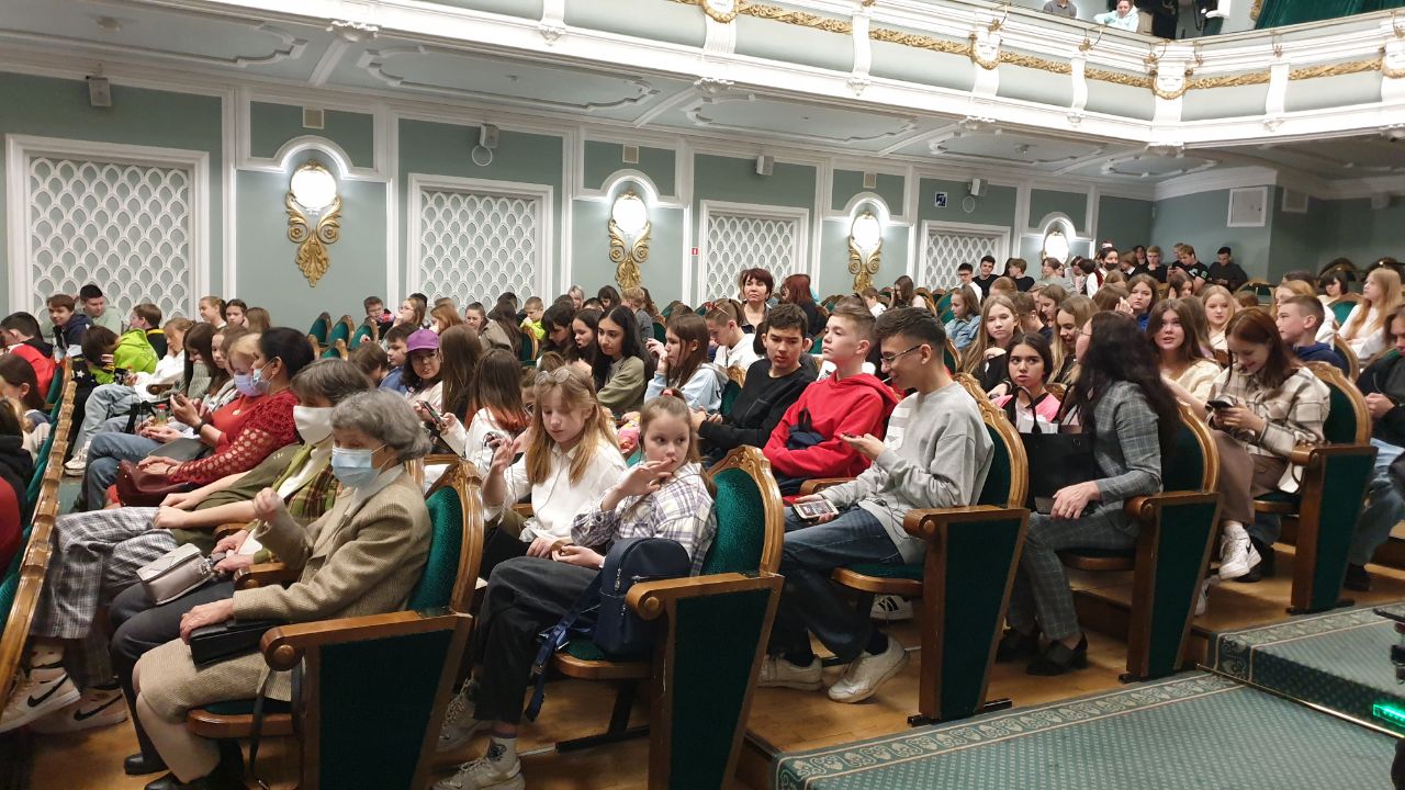 Ученики «Адымнар» посмотрели спектакль «Беренче театр» по Пушкинской карте
