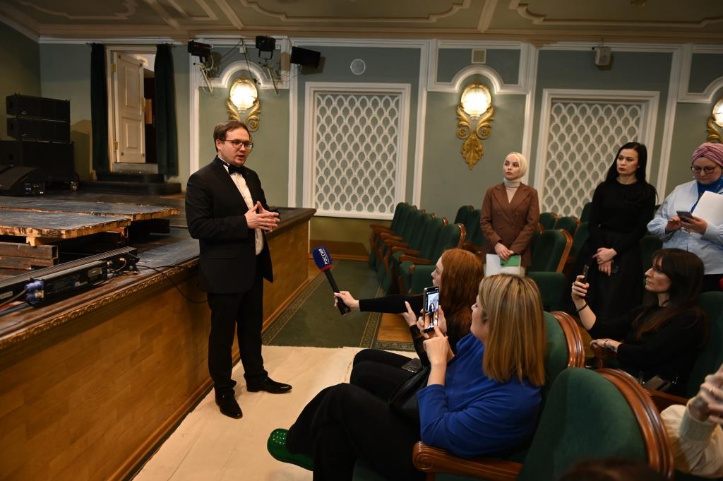 В театре Тинчурина состоялся пресс-тур для журналистов и блогеров по случаю 35-летнего юбилея оркестра театра