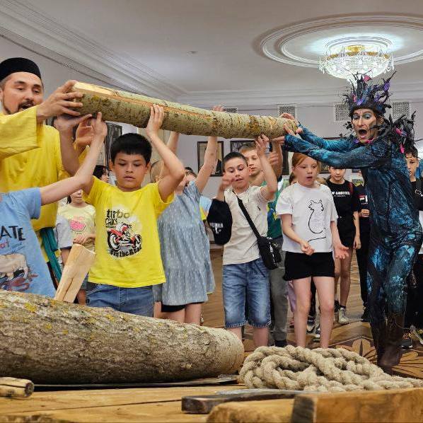 Казан гимназиясе укучылары «Былтыр маҗаралары» премьерасының беренче тамашачылары булды